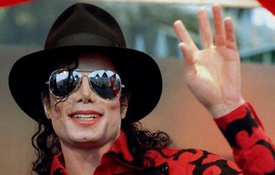 Самой богатой умершей знаменитостью стал Майкл Джексон.