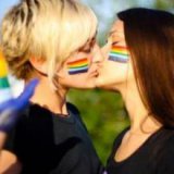 Facebook удаляет фото лесбиянок